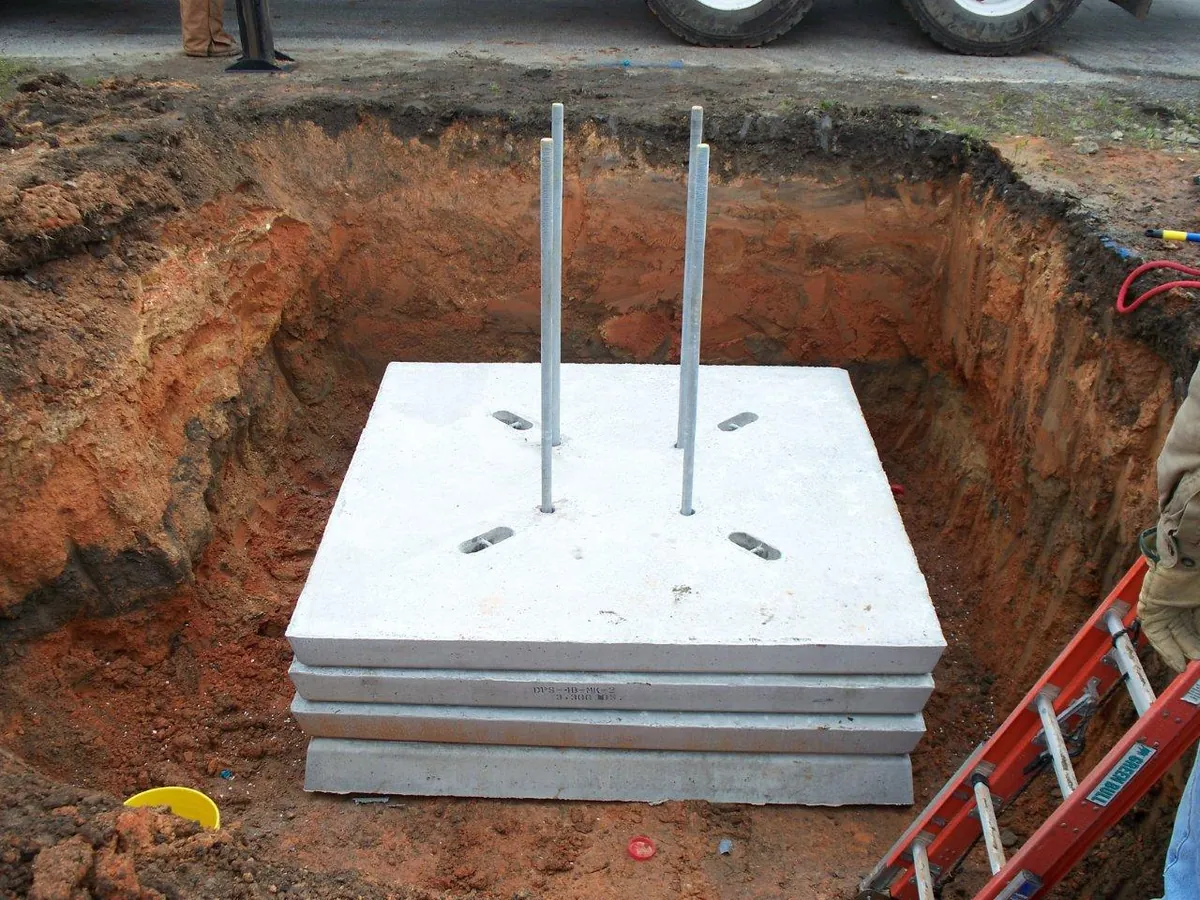 DP-4B precast single mast crossing cantilever foundation — site photo 3
